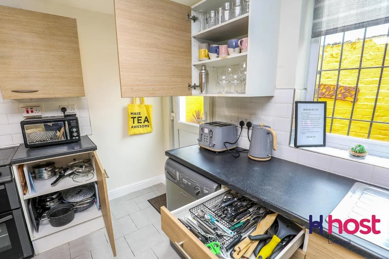 Carlton Villa: Gorgeous Detached Home With Parking Liverpool Holiday home