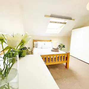 Holiday home 5 Bedroom, Sleeps 9 - Base To Explore And Beyond, Liverpool